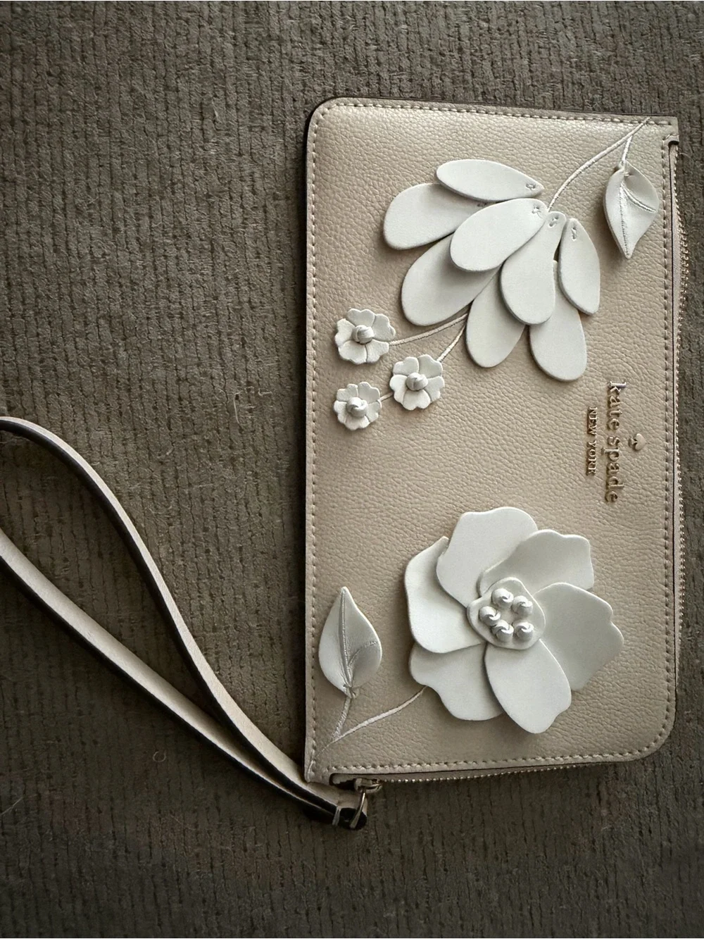 kate spade Floral Appliqué Zip Wallet in Light Beige/White